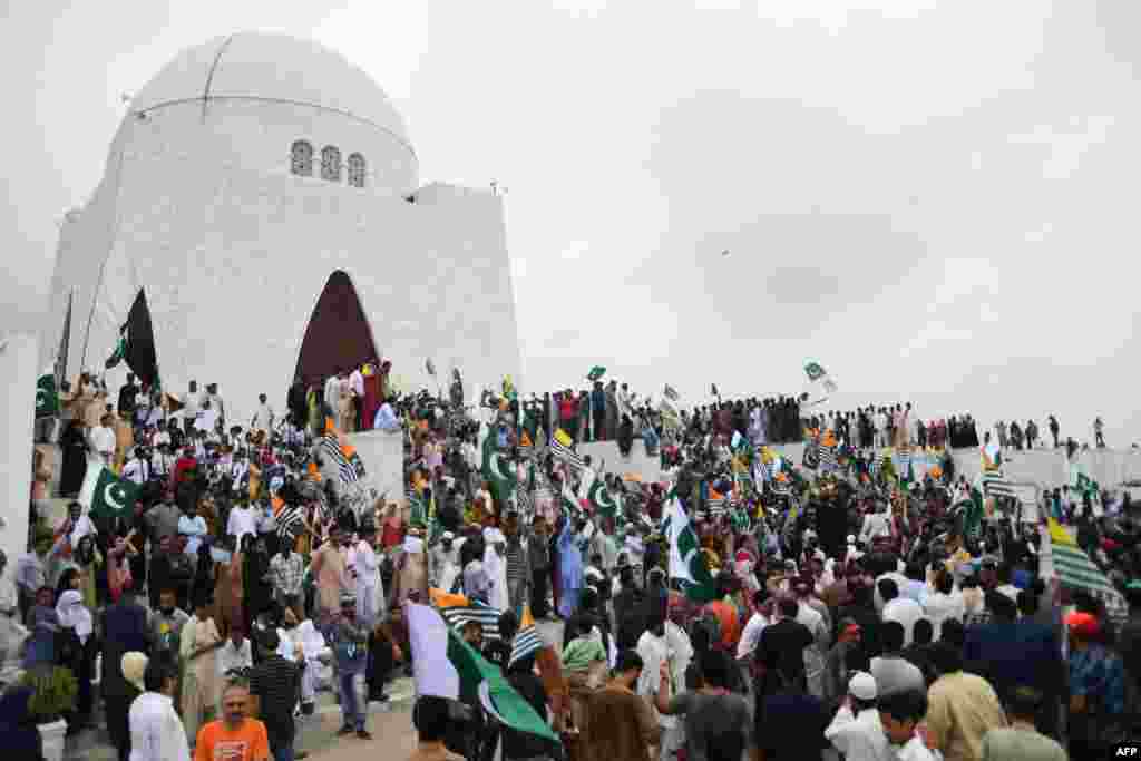 کراچی میں پاکستان کے بانی قائدِ اعظم کے مزار پر بھی شہریوں کی بڑی تعداد جمع ہوئی اور کشمیریوں کے حق میں نعرے بازی کی۔ اس موقع پر بھارت کے خلاف احتجاج بھی کیا گیا۔