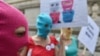 Aktivistinnen demonstrieren am Donnerstag (09.08.12) in Berlin vor der russischen Botschaft im Rahmen einer Aktion der Berliner Gruenen fuer die Freilassung der in Russland inhaftierten Feministinnen und Kuenstlerinnen der Band "Pussy Riot".Foto: Oliver L