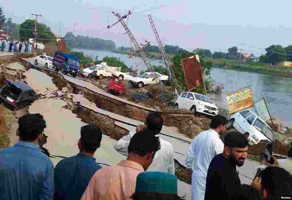 زلزلے کی شدت 5 اعشاریہ 8 بتائی جارہی ہے۔ زلزلے سے سڑکیں پھٹ گئیں، بجلی کے کھمبے گر گئے جب کہ ٹریفک کا نظام بری طرح متاثر ہوا۔ &nbsp; &nbsp; 